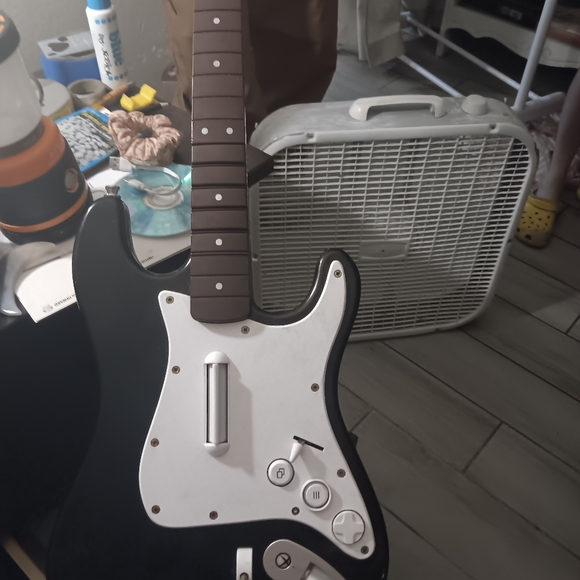 Rock Band 4 Stratocaster Guitar (Xbox One) - Picture 2 of 4